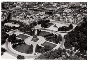 En flygvy över Konigsplatz, München, Tyskland, från en Zeppelin, c1931 1933 av Unbekannt