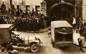 En ambulans kör in i Charing Cross Hospital med skadade..., London, 1914, 1933. av Unbekannt