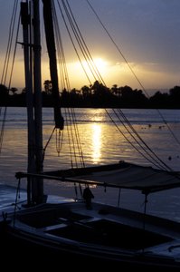 En förankrad felucca vid floden Nilen vid solnedgången av Unbekannt