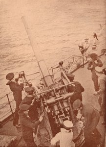 En luftvärnspistol i aktion på ett brittiskt slagskepp, c1917 1919 av Unbekannt