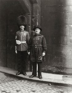 Forntida och moderna vid Tower of London, 1900-talet av Unbekannt