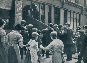 Antityskt upplopp i London: En folkmassa som bryter in fönstren i en tysk butik, c1914 av Unbekannt