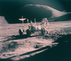 Apollo 15-astronauten James Irwin med Lunar Rover, augusti 1971 av Unbekannt