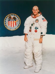 Apollo 16-astronaut Thomas Mattingly i rymddräkt, 1971 av Unbekannt