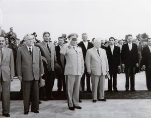 Den sovjetiska delegationens ankomst till Belgrad, Jugoslavien, 26 maj 1955. av Unbekannt