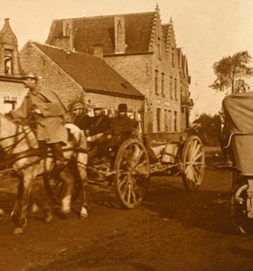 Artilleri på väg uppför linjen, c1914-c1918 av Unbekannt
