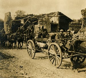 Artilleri passerar genom Beauzée, norra Frankrike, c1914-c1918 av Unbekannt