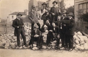 Konstnärer framför La Ruche, Montparnasse, 1914. av Unbekannt