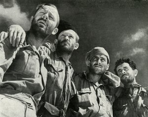 När tyskarna kastade sig mot Alamein, gick dessa fyra män in på de brittiska linjerna, c1942-1943, 1945 av Unbekannt