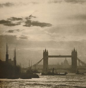 Som skeppen ser London från poolen, c1935. av Unbekannt