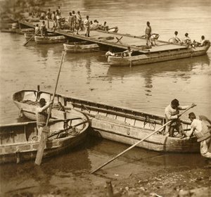 Montering av en pontonbro, c1914-c1918 av Unbekannt