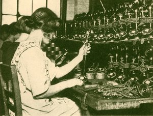 Montering av de nya automatiska telefonerna redo för distribution till abonnenter, c1930. av Unbekannt