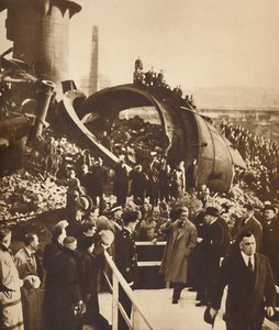 På Derelict Steel-Works, South Wales, 1936 1937 av Unbekannt