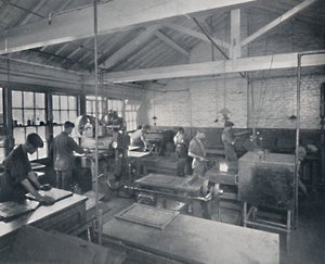 På jobbet i gjuteriet. Att göra vaxformar av sidorna, 1917 av Unbekannt