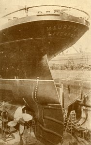 At Work on the Stern of the Mauretania, in Dry Dock, c1930. av Unbekannt