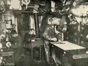 På havets botten. I en ubåts förråd, 1919. av Unbekannt