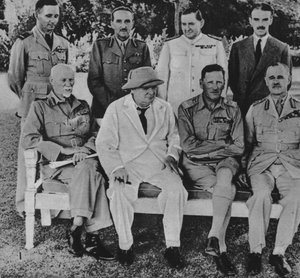 Vid fronten i Egypten: Mr. Churchill i Kairo med medlemmar av krigsrådet i Mellanöstern, 1942 av Unbekannt