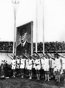 Idrottare som ger fascisthälsningen, Parc des Princes, Paris, 1941 av Unbekannt