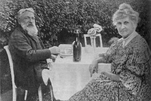 Auguste Rodin - Rodin och hans fru i deras trädgård i Meudon, c1925 av Unbekannt