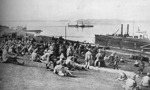 Österrikiska fångar tagna av serber och vilade mitt på dagen på Donaus strand, 1915. av Unbekannt
