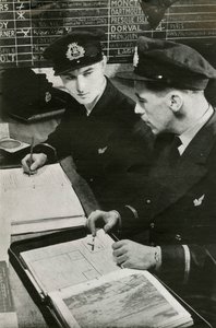 BOAC-navigeringsofficerare som upprättar en färdplan, andra världskriget, c1939-c1944 1946. av Unbekannt