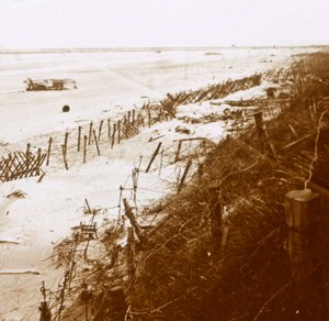 Taggtrådsbarriärer på stranden, Nieuwpoort-Bad, Flandern, Belgien, c1914-c1918 av Unbekannt