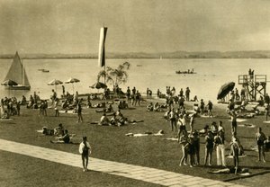 Badande vid Bodensjöns strand, Bregenz, Österrike, c1935. av Unbekannt