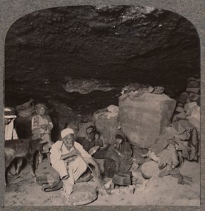 Beduinbor i grottorna i sina grottor, ca 1900 av Unbekannt