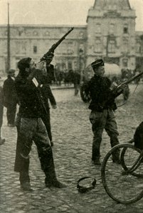 Belgiska militärcyklister skjuter mot ett tyskt plan, första världskriget, 1914-1918, c1920. av Unbekannt