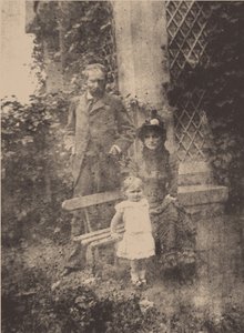 Berthe Morisot, hennes man Eugène Manet och deras dotter, Julie, ca 1881 av Unbekannt