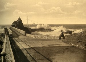 Biarritz - Vid Rocher de la Vierge av stora reemplar, c1930. av Unbekannt