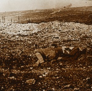 Kropp med spärreld i fjärran, c1914-c1918 av Unbekannt