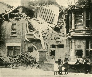Bombskadade hus, Hartlepool, första världskriget, december 1914, c1920. av Unbekannt