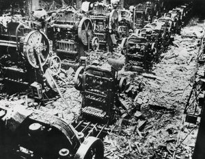 Bombskador på en Renaultfabrik, Sevres, Paris, 4 april 1943 av Unbekannt