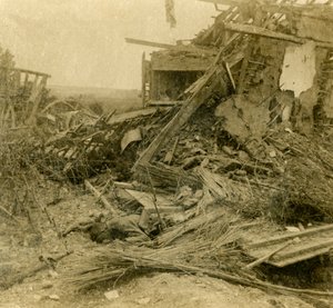 Utbombad byggnad, kropp av död soldat i förgrunden, 1916 av Unbekannt