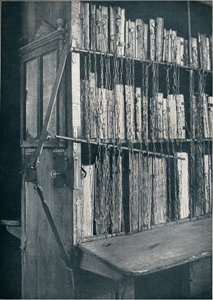 Bokhylla, 1400-talet, med några senare upplagor och katalogram, 1600-talet, c1931 av Unbekannt