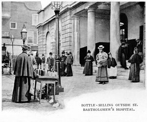 Flaska säljs utanför St Bartholomews Hospital, London, c1903 1903 av Unbekannt