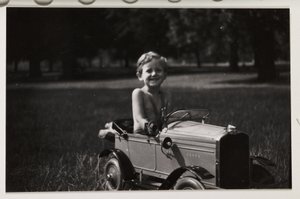Pojke som kör en leksakstrampbil, c 1930 av Unbekannt