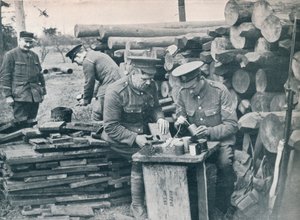 Brittiska ingenjörer med expeditionsstyrkan tillverkar handgranater av tobaksburkar, c1914 av Unbekannt