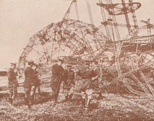 Brittiska stabsofficerare undersöker vraket av en Zeppelin som fälldes i England, c1917 1919 av Unbekannt