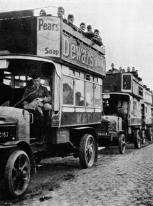 Brittiska trupper flyttas till en ny del av linjen med motorbussar, 1915 av Unbekannt