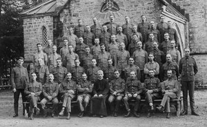 Brittiska trupper utanför garnisonskyrkan, Chakrata, 1917 av Unbekannt