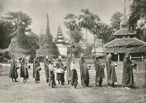 Burmesiska Phoongyies samlar allmosor, 1900. av Unbekannt