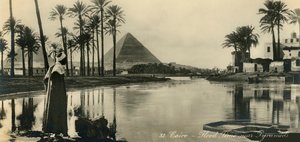 Kairo - Översvämningstid nära pyramiderna, c1918-c1939. av Unbekannt