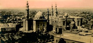 Kairo: Översikt och Sultan Hassan-moskén, c1918-c1939. av Unbekannt