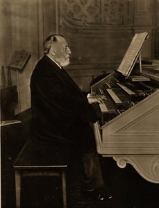 Camille Saint-Saëns 1835-1921 vid orgeln, 1913. av Unbekannt