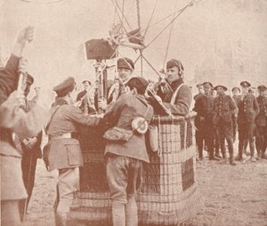 Kanadensisk officiell filmfotograf och assistent redo att stiga upp i en drakeballong, c1917 1919 av Unbekannt