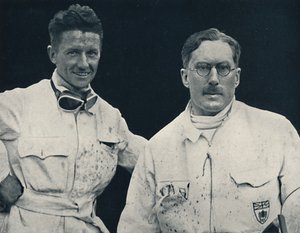 Kapten G. E. T. Eyston och assistent, 1937 av Unbekannt