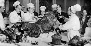 Skär en sida av nötkött vid den årliga banketten i Guildhall, London, 1926-1927 av Unbekannt