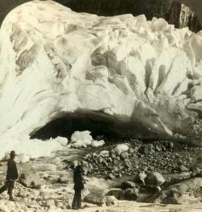 Grottformig mynning av enorma Briksdalsglaciären där smältande is bildar bergsströmmar, Norge, c1905. av Unbekannt